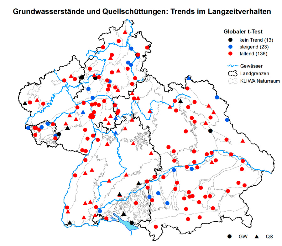 Eine Übersichtskarte von Bayern, Baden-Württemberg, Rheinland-Pfalz, Hessen und dem Saarland. Dargestellt wird die zeitliche Verschiebung des Eintrittszeitpunktes der maximalen Grundwasserstände (Symbol: Kreise) und Quellschüttungen (Symbol: Dreiecke) pro Jahr in Tagen an ausgewählten Messstellen über die Länder verteilt. Der jeweilige Trend wird mittels eines Farbcodes angegebenen. Dabei steht Schwarz für kein Trend vorhanden, Blau für einen späteren und Rot für einen früheren Eintritt. Ausgewertet wurden Zeitreihen von Grundwasserständen, deren Aufzeichnung möglichst weit zurückreichen. Viele Messstellen verzeichnen keine Verschiebung, bei einer Großzahl der Messstellen tritt jedoch das Maximum früher im Jahresverlauf auf.