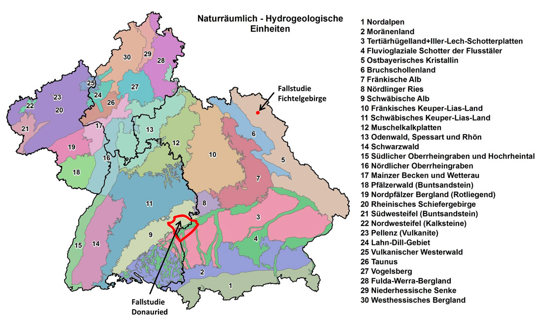 Eine Landkarte der naturräumlich-hydrogeologischen Einheiten der KLIWA Bundesländer Bayern, Baden-Württemberg und Rheinlandpfalz. In der Karte sind die Gebiete der 30 Einheiten farblich gekennzeichnet und die Gebiete der Fallstudien Fichtelgebirge und Donauried sind rot markiert. Jedes Gebiet ist dabei einer Nummer zugeordnet und wird unter dieser in der Legende aufgeführt. Die Legende enthält die folgenden Einheiten: 1 Nordalpen, 2 Moränenland, 3 Tertiärhügelland+Iller-Lech-Schotterplatten, 4 Fluvioglaziale Schotter der Flusstäler, 5 Ostbayerisches Kristallin, 6 Bruchschollenland, 7 Fränkische Alb, 8 Nördlinger Ries, 9 Schwäbische Alb, 10 Fränkisches Keuper-Lias-Land, 11 Schwäbisches Keuper-Lias-Land, 12 Muschelkalkplatten, 13 Odenwald, Spessart und Rhön, 14 Schwarzwald, 15 Südlicher Oberrheingraben und Hochrheintal, 16 Nördlicher Oberrheingraben, 17 Mainzer Becken und Wetterau, 18 Pfälzerwald (Buntsandstein), 19 Nordpfälzer Bergland (Rotliegend), 20 Rheinisches Schiefergebirge, 21 Südwesteifel (Buntsandstein), 22 Nordwesteifel (Kalksteine), 23 Pellenz (Vulkanite), 24 Lahn-Dill-Gebiet, 25 Vulkanischer Westerwald, 26 Taunus, 27 Vogelsberg, 28 Fulda-Werra-Bergland, 29 Niederhessische Senke, 30 Westhessisches Bergland.