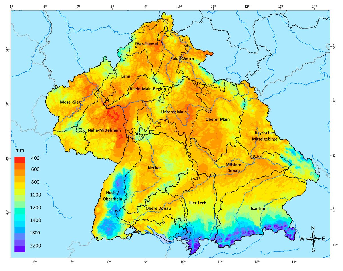 Die mittleren jährlichen Niederschlagssummen für die KLIWA Regionen für den Zeitraum 1991 - 2020 werden in einer Landkarte dargestellt. Die mittleren Niederschlagshöhen im Zeitraum 1991 bis 2020 liegen in Baden-Württemberg bei etwa 950 mm, in Bayern bei etwa 900 mm und in Rheinland-Pfalz bei etwa 750 mm. Dabei ist die Verteilung stark orografisch geprägt, mit höheren Werten in den Mittelgebirgen und am Alpenrand.